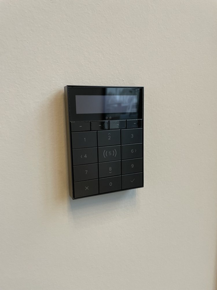 Bedieningspaneel van een alarmsysteem aan de wand
