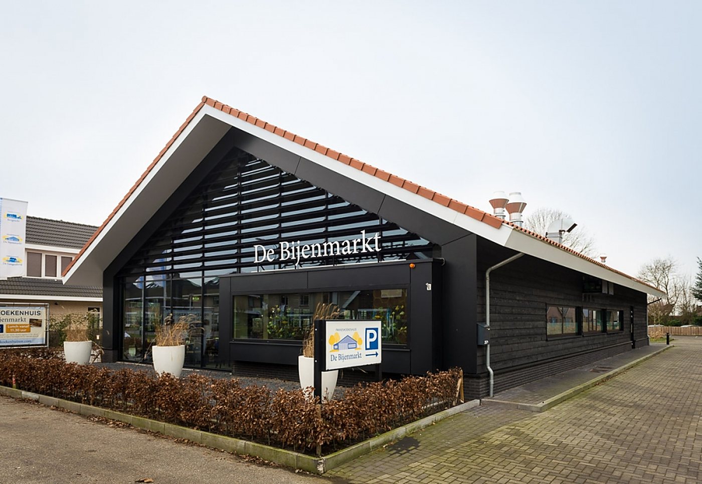 Restaurant De Bijenmarkt met houten gevel