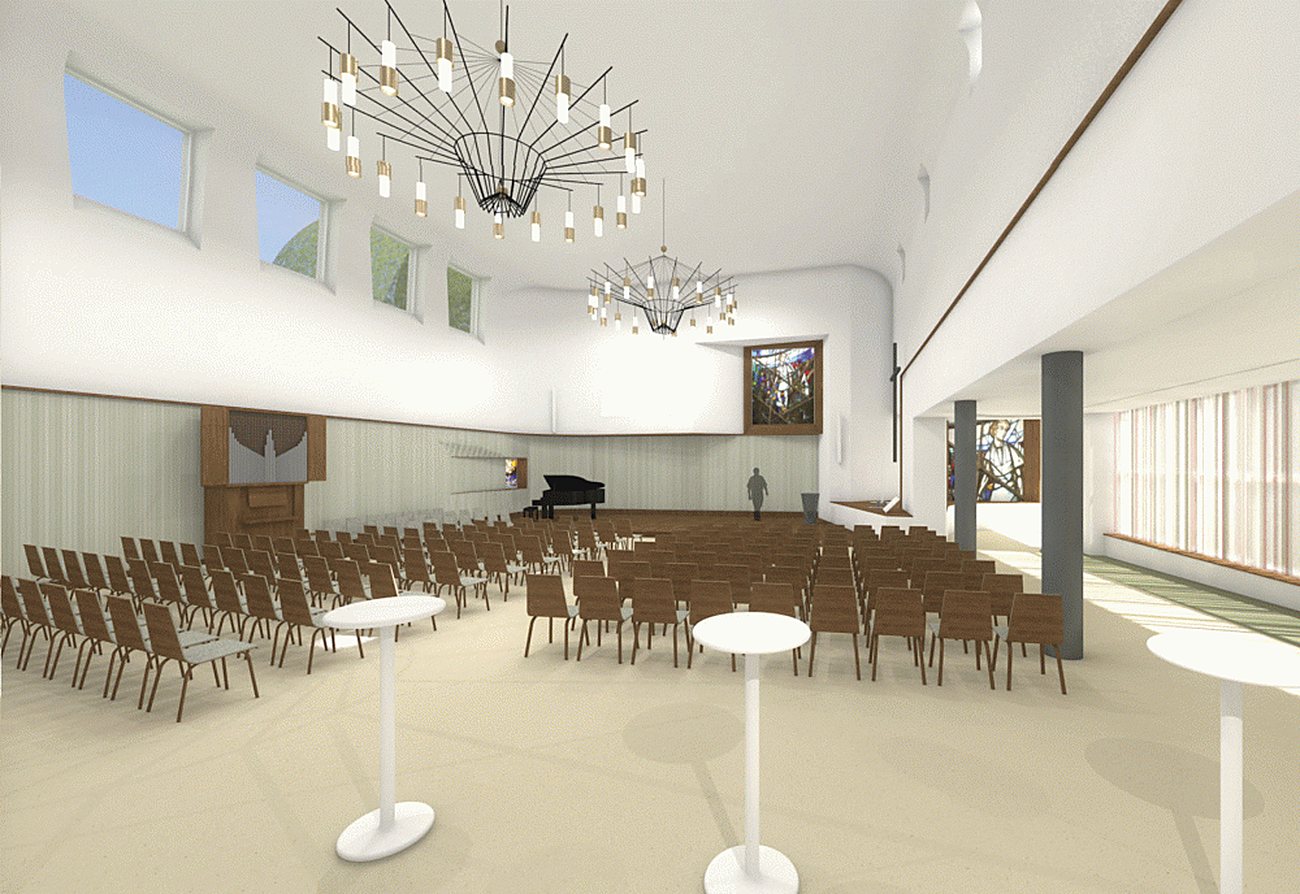 Kerkzaal met stoelen en een grote lichtarmatuur