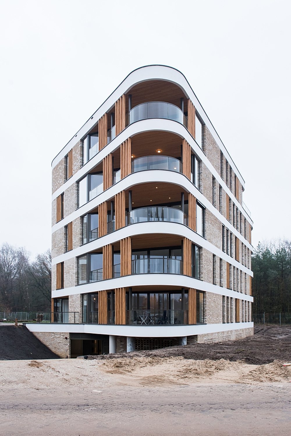 Gemetselde gevel met balkons van een appartementengebouw