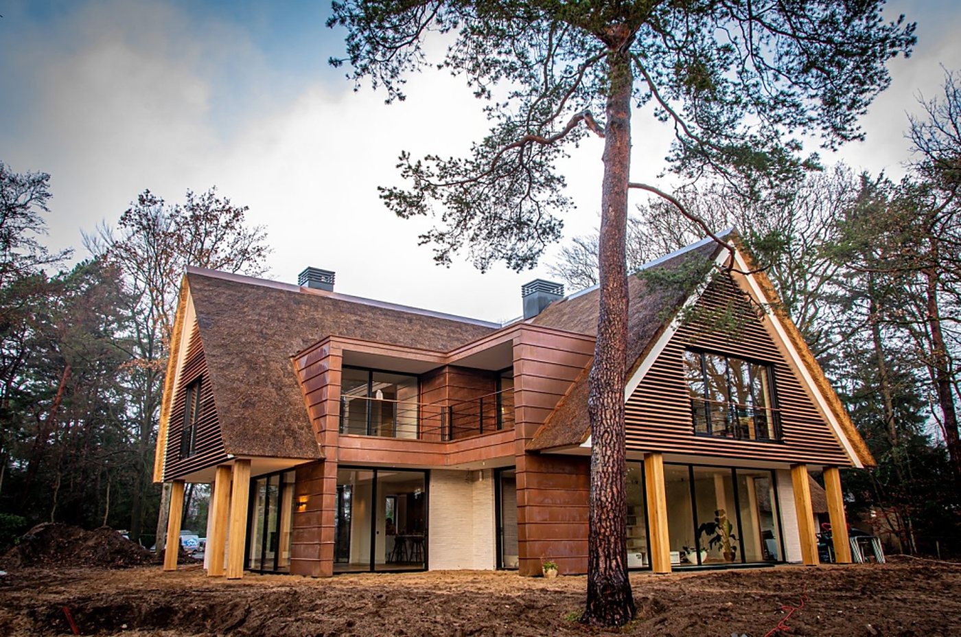 Vrijstaande villa met veel glas, opgeleverd met een complete elektrotechnische installatie