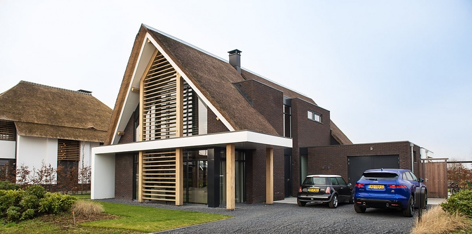 Villa met rieten kap en modern voorhuis in Veenendaal